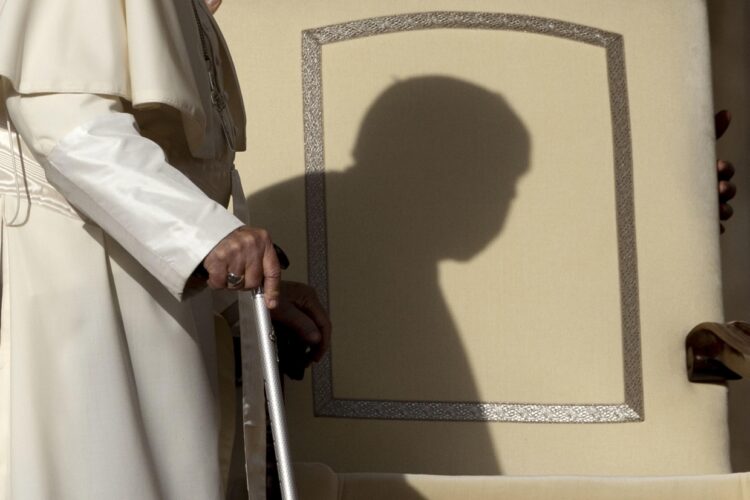 Francisco llega para presidir la audiencia general semanal en la Plaza de San Pedro, Ciudad del Vaticano. Foto:  Massimo Percossi/EFE.