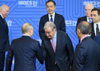 Putin y Antonio Guterres, secretario general de la ONU, se saludan durante la reunión de los BRICS. Foto: GRIGORY SYSOEV/BRICS-RUSSIA2024.RU/EFE/EPA.