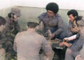 Noel Nicola (delante, de perfil), Vicente Feliú, Pablo Milanés y Silvio Rodríguez, junto a otros presentes, en torno a una mesa de dominó en Luanda, Angola, 1976.