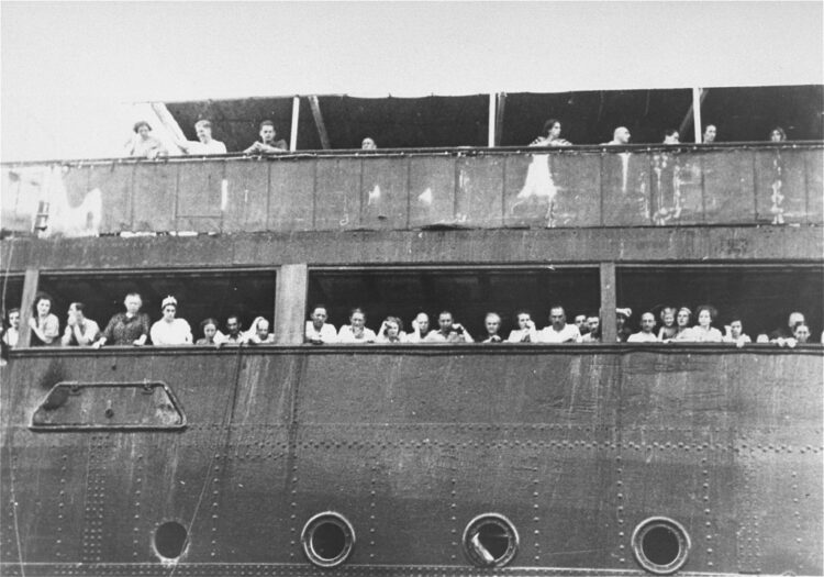 Refugiados a bordo del "St. Louis" esperan para saber si Cuba les permite la entrada. Cerca de la costa de La Habana, Cuba, 3 de junio de 1939. Foto:  encyclopedia.ushmm.org