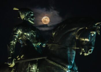 La superluna más grande del año, también conocida como Luna de los Cazadores, se eleva sobre la estatua del legendario guerrero maratha y gobernante indio del siglo XVII Chhatrapati Shivaji Maharaj en Mumbai, India. 17 de octubre de 2024. EFE/EPA/DIVYAKANT SOLANKI.