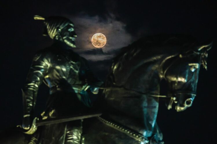 La superluna más grande del año, también conocida como Luna de los Cazadores, se eleva sobre la estatua del legendario guerrero maratha y gobernante indio del siglo XVII Chhatrapati Shivaji Maharaj en Mumbai, India. 17 de octubre de 2024. EFE/EPA/DIVYAKANT SOLANKI.