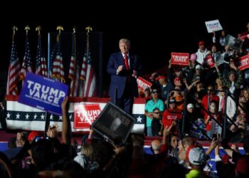 El expresidente estadounidense y candidato presidencial republicano Donald Trump durante un mitin de campaña en Butler, Pensilvania, el 5 de octubre de 2024. Foto: Will Oliver / EFE.