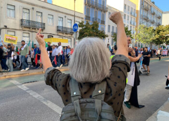 Miles de personas se manifestaron el 29 de septiembre en Lisboa en contra una "inmigración descontrolada" en Portugal, en una jornada que los convocantes consideraron como el "pistoletazo de salida" para la "reconquista de la identidad" nacional. Foto: EFE/Carlota Ciudad.