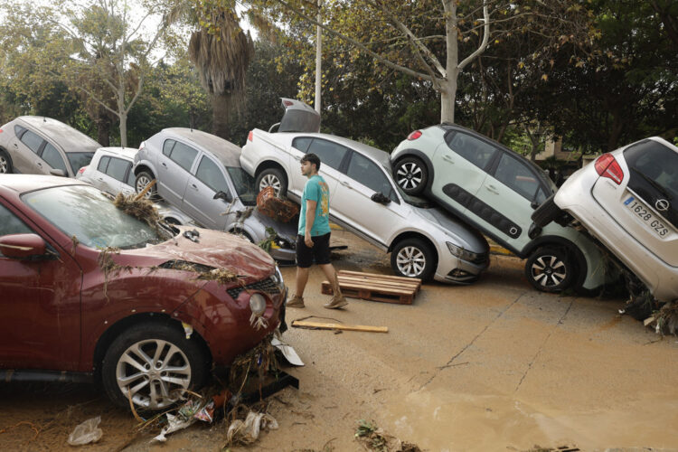 Varios vehículos amontonados por las intensas lluvias al sur y este de la península ibérica, este miércoles en Picaña (Valencia). Foto: Biel Aliño/EFE.