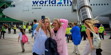 Turistas llegados desde Praga al Aeropuerto Internacional Frank País García, de Holguín. Foto: Juan Pablo Carreras / ACN.