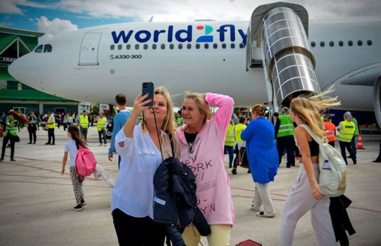 Turistas llegados desde Praga al Aeropuerto Internacional Frank País García, de Holguín. Foto: Juan Pablo Carreras / ACN.