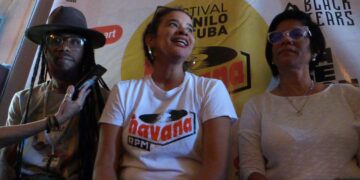 DJ Jigüe (i) y Ained Martínez Cala, (c) fundadores del festival Havana RPM, junto a la musicóloga Nerys González Bello (d). Foto: AMD.