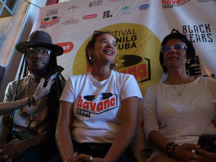 DJ Jigüe (i) y Ained Martínez Cala, (c) fundadores del festival Havana RPM, junto a la musicóloga Nerys González Bello (d). Foto: AMD.