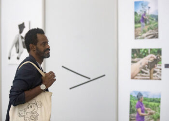 Un total de 66 mujeres artistas visuales de varias generaciones y con diferentes discursos estéticos comparten espacio en la exposición Alineaciones al límite. Foto: EFE/Yander Zamora.