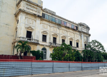 El viejo teatro sumido en el abandono. Foto: Kaloian.