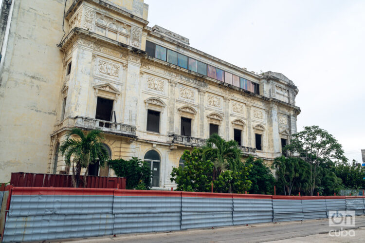 El viejo teatro sumido en el abandono. Foto: Kaloian.