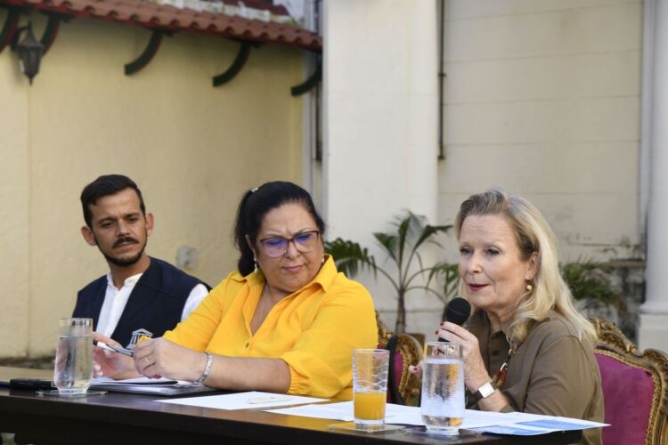 Anne Lemaistre (der) , representante regional de la Unesco en Cuba y a su lado, la viceministra de Educación Cira Piñeiro, durante una conferencia de prensa. Foto: Unesco / Facebook.