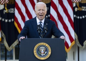 El presidente Biden pronuncia su discurso sobre los resultados de las elecciones en el jardín de rosas de la Casa Blanca. Foto: EFE/EPA/GRAEME SLOA.