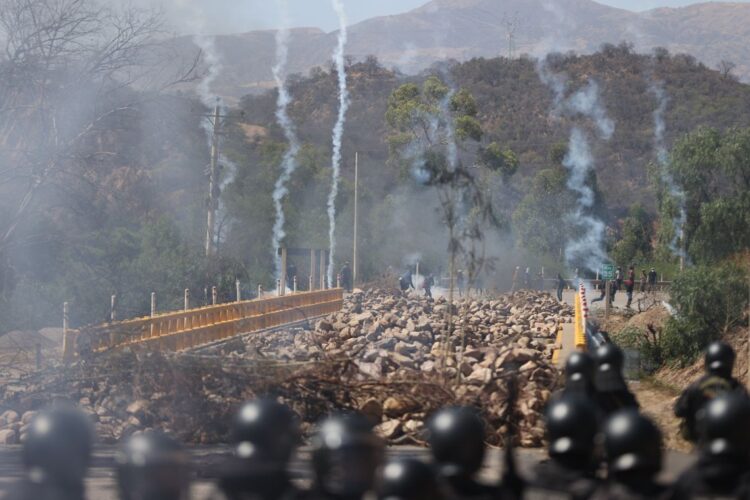 Policías y militares bolivianos desbloquean carreteras tomadas por 'evistas' en Cochabamba. Foto: EFE/ Luis Gandarillas