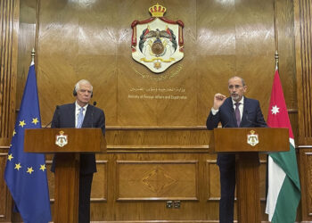 El alto representante de la UE para Asuntos Exteriores y Política de Seguridad, Josep Borrell (izquierda), junto al ministro de Exteriores jordano, Ayman Safadi. Foto: EFE/Hayat.