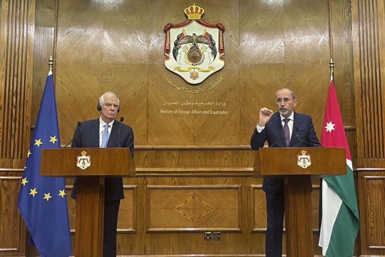 El alto representante de la UE para Asuntos Exteriores y Política de Seguridad, Josep Borrell (izquierda), junto al ministro de Exteriores jordano, Ayman Safadi. Foto: EFE/Hayat.