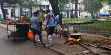 Personas preparan una caldosa en La Habana, un día después del azote del huracán Rafael. Foto: Otmaro Rodríguez.