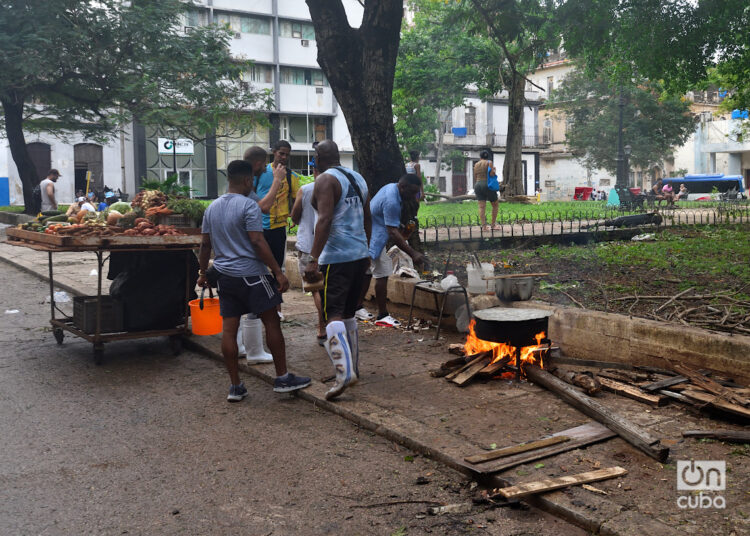 Personas preparan una caldosa en La Habana, un día después del azote del huracán Rafael. Foto: Otmaro Rodríguez.