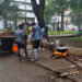 Personas preparan una caldosa en La Habana, un día después del azote del huracán Rafael. Foto: Otmaro Rodríguez.