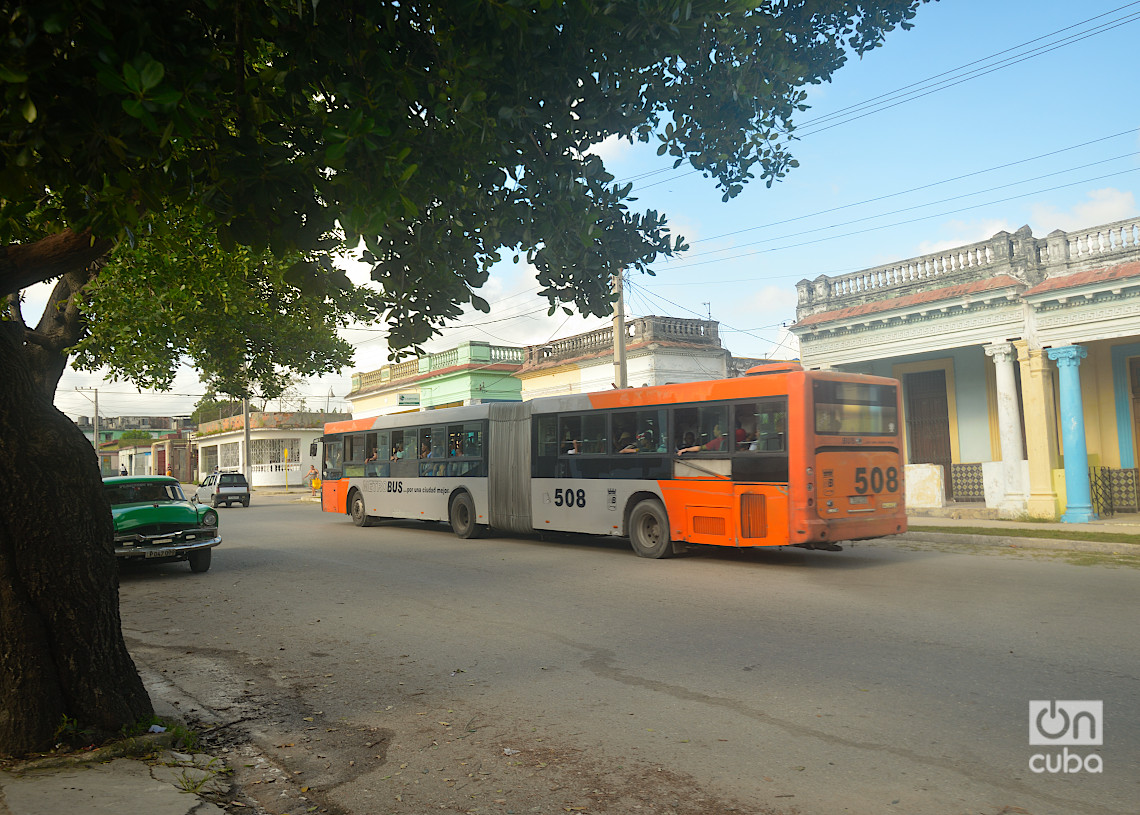 Un ómnibus urbano en la Calzada de Bejucal. Foto: Otmaro Rodríguez.