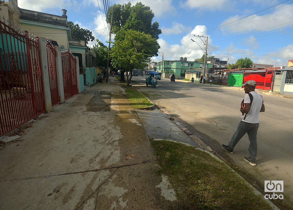 Salidero de agua en la Calzada de Bejucal. Foto: Otmaro Rodríguez.