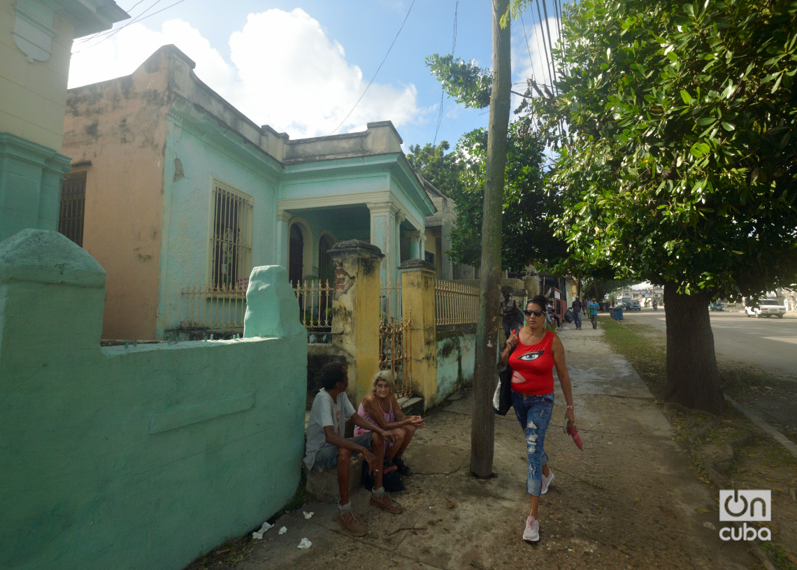 Personas en la Calzada de Bejucal, municipio Arroyo Naranjo. Foto: Otmaro Rodríguez.