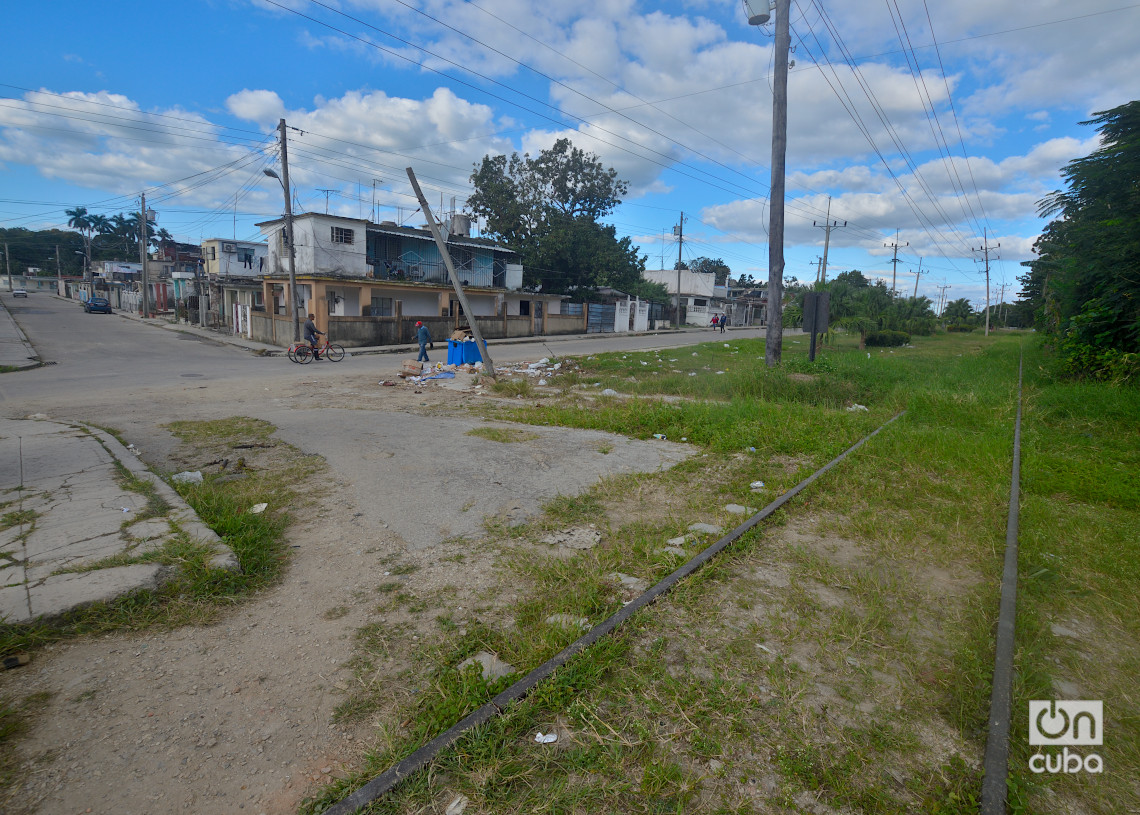 Línea de ferrocarril, en el municipio habanero del Cotorro. Foto: Otmaro Rodríguez.