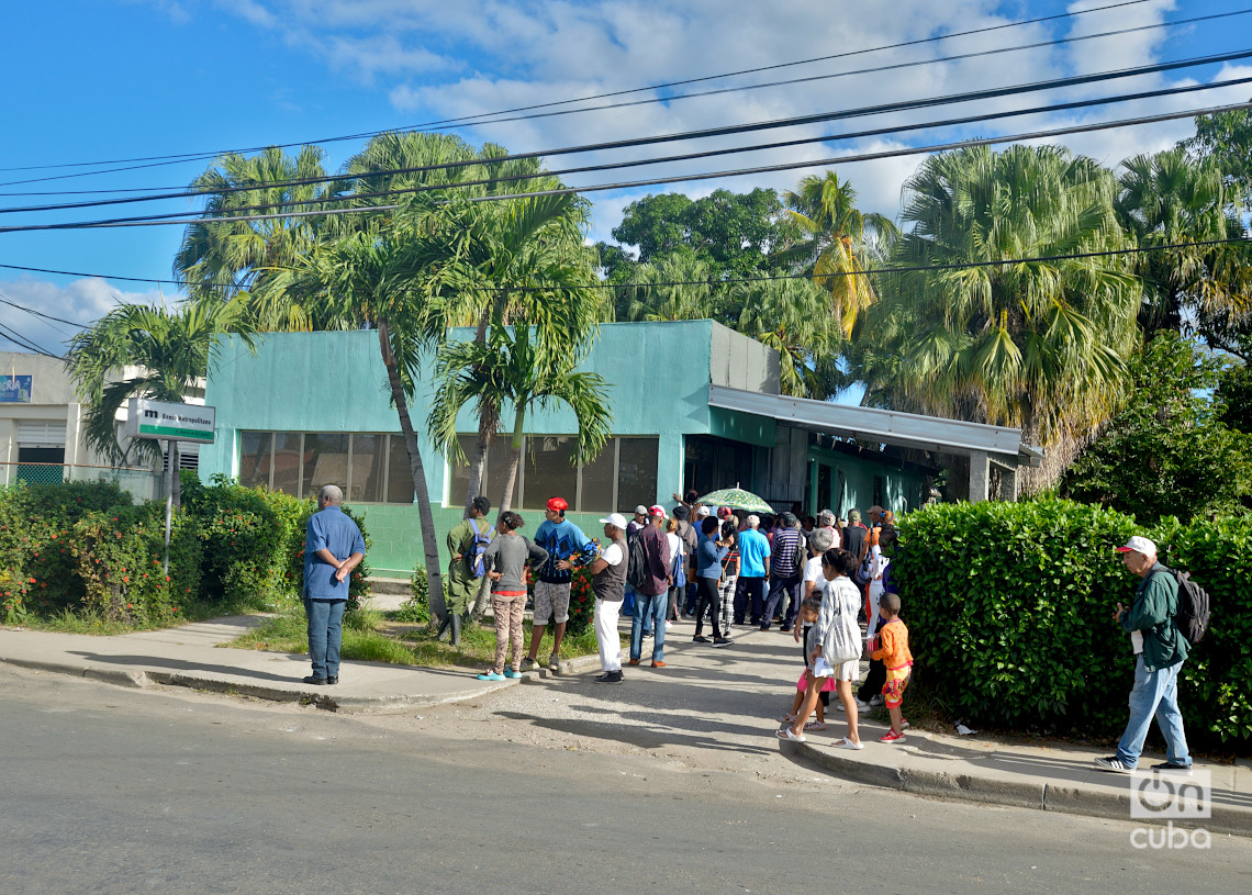 Personas hacen cola para extraer dinero en un banco, en el municipio habanero del Cotorro. Foto: Otmaro Rodríguez.