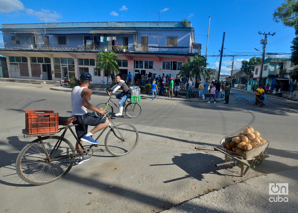 Panadería y mercado en la Campana, en el municipio habanero del Cotorro. Foto: Otmaro Rodríguez.