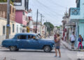 Mujer camina por una calle de Holguín. Foto: Kaloian Santos Cabrera.