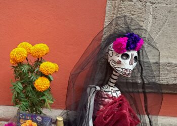 Catrina con las infaltables flores de cempasúchil. Altar de muertos en un restaurante del Centro Histórico. Detalle. Foto: Alex Fleites.