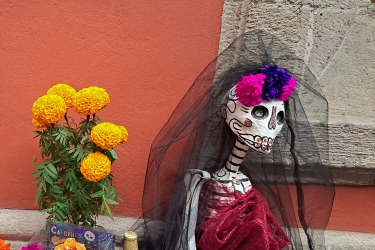 Catrina con las infaltables flores de cempasúchil. Altar de muertos en un restaurante del Centro Histórico. Detalle. Foto: Alex Fleites.