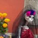 Catrina con las infaltables flores de cempasúchil. Altar de muertos en un restaurante del Centro Histórico. Detalle. Foto: Alex Fleites.