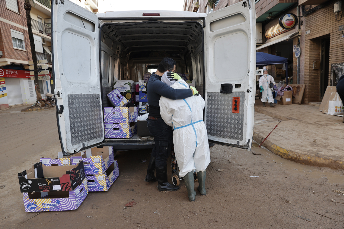 En Valencia, voluntarios y autoridades continúan con las labores de limpieza, búsqueda de desaparecidos y ayuda a los afectados. Foto: Manuel Bruque/EFE. 