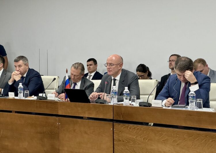 El vicepresidente del Gobierno ruso, Dmitri Chernyshenko, en una reunión de la Comisión Intergubernamental en La Habana. Foto: X/ Embajada de Rusia en La Habana.