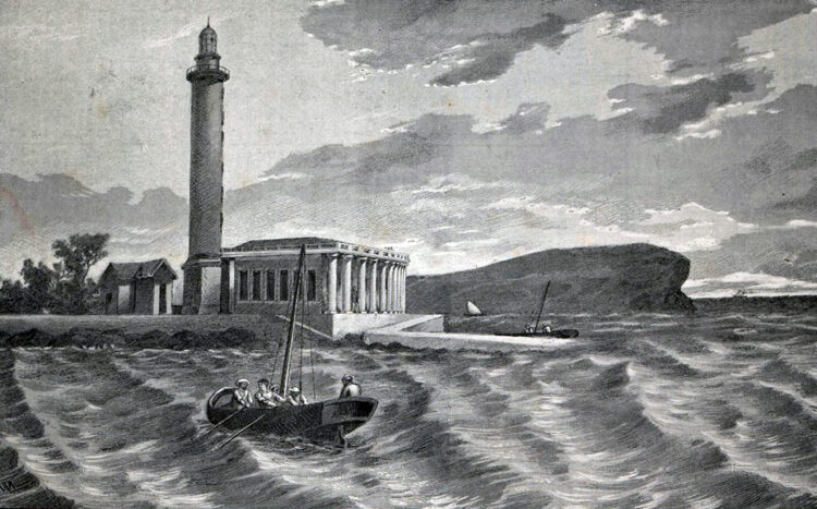 El faro de Cabo Cruz fue construido durante la época de oro, en la edificación de estos sistemas de iluminación, en la historia de España y sus colonias de ultramar.