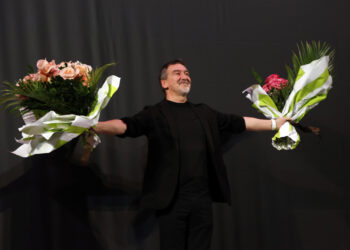 El exbailarín argentino y director del Teatro Colón de Buenos Aires, Julio Bocca, posa con arreglos florales durante un homenaje del Ballet Nacional de Cuba (BNC), este viernes en La Habana (Cuba). El Ballet Nacional de Cuba homenajea a Bocca, con el clásico 'El Lago de los Cisnes', la pieza con la cual se estrenó en los escenarios cubanos en 1986. Foto: Ernesto Mastrascusa/EFE.