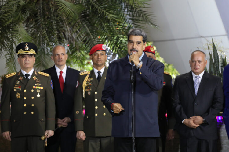 Nicolás Maduro, a su llegada al país luego de su viaje a Rusia para participar en la cumbre de los BRICS. "Nadie vetará ni callará" al país, luego de que Brasil vetara el ingreso de la nación caribeña al grupo de economías emergentes. Foto: EFE/ PRENSA MIRAFLORES.