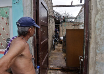 Un hombre observa los daños causados en su vivienda por el huracán Rafael, en Artemisa. Foto: Ernesto Mastrascusa / EFE.