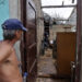 Un hombre observa los daños causados en su vivienda por el huracán Rafael, en Artemisa. Foto: Ernesto Mastrascusa / EFE.