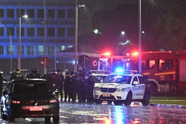 Cuerpos de seguridad aseguran la zona de un ataque suicida y custodian las instituciones del Estado en Brasilia, la noche del 13 de noviembre de 2024. Foto: Andre Borges / EFE.