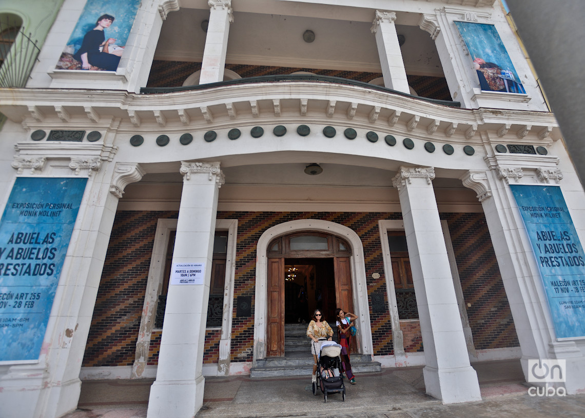 Malecón Art 255, donde la artista cubana Moník Molinet expone su muestra personal "Abuelas y Abuelos Prestados", en la XV Bienal de La Habana. Foto: Otmaro Rodríguez.