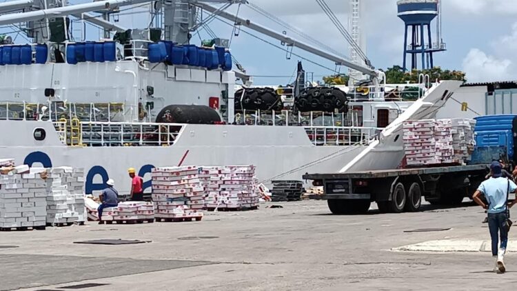 Descarga de pollo estadounidense en el puerto habanero. Foto: Canal Caribe.