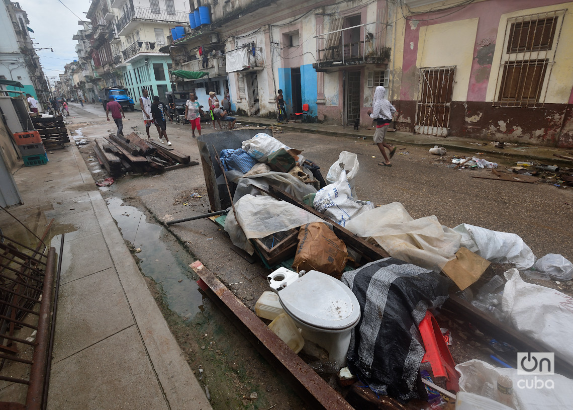 Bienes de una familia en una calle de La Habana, luego del azote del huracán Rafael. Foto: Otmaro Rodríguez.