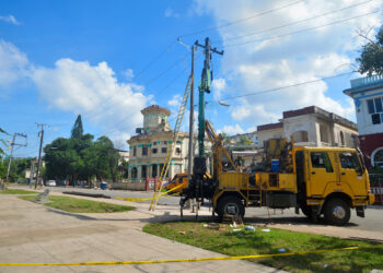 Trabajos de restauración eléctrica en La Habana tras los daños causados por el huracán Rafael. Foto: Otmaro Rodríguez.