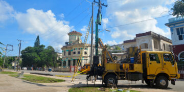 Trabajos de restauración eléctrica en La Habana tras los daños causados por el huracán Rafael. Foto: Otmaro Rodríguez.