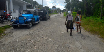 Personas caminan por la calle H del reparto Poey, Arroyo Naranjo, La Habana. Foto: Otmaro Rodríguez.