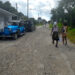 Personas caminan por la calle H del reparto Poey, Arroyo Naranjo, La Habana. Foto: Otmaro Rodríguez.