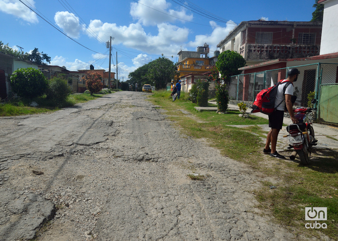 Las calles del reparto Poey han perdido el pavimento al pasar el tiempo. Foto: Otmaro Rodríguez.